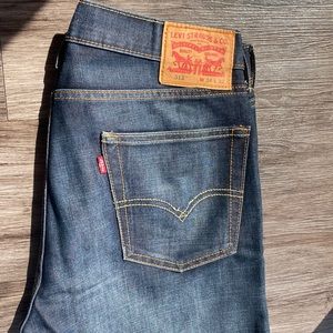 LIGHTLY worn mens Levi’s jeans 34x32